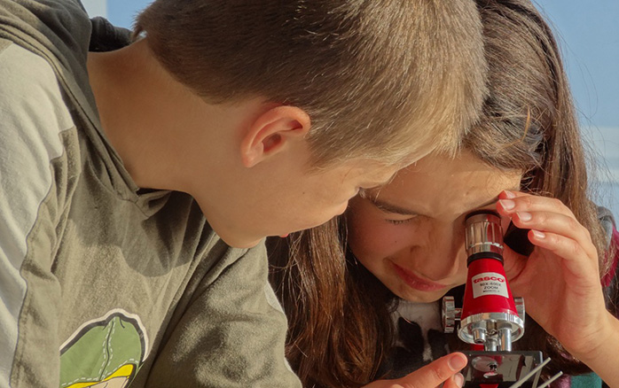 Foto: Schüler beim Mikroskopieren